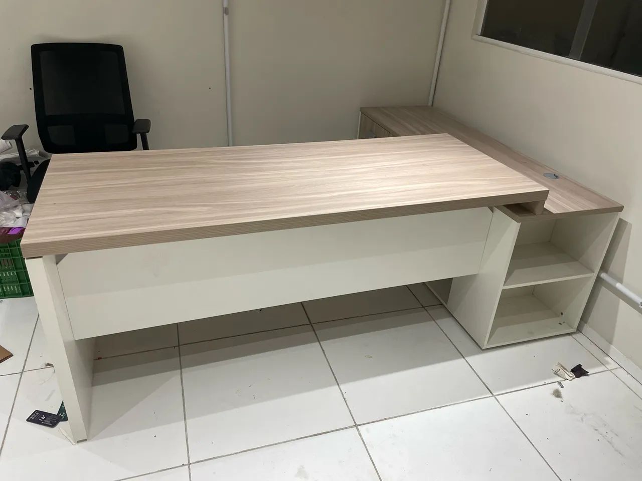 Vende-se mesa de escritório com móvel 