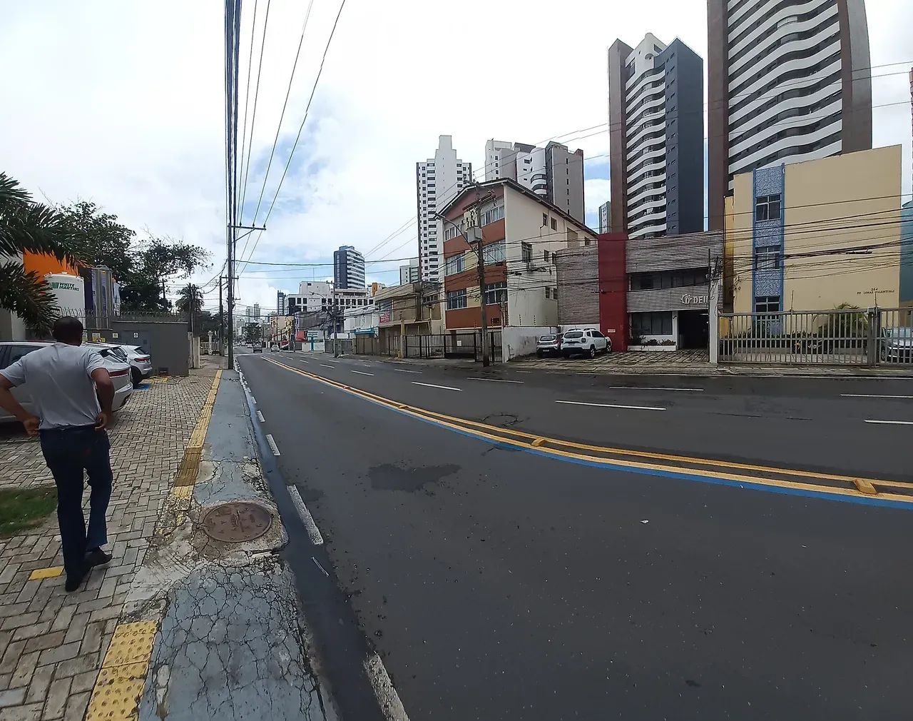 Alugo ou vendo cobertura de salas comerciais com 350m2 e garagens