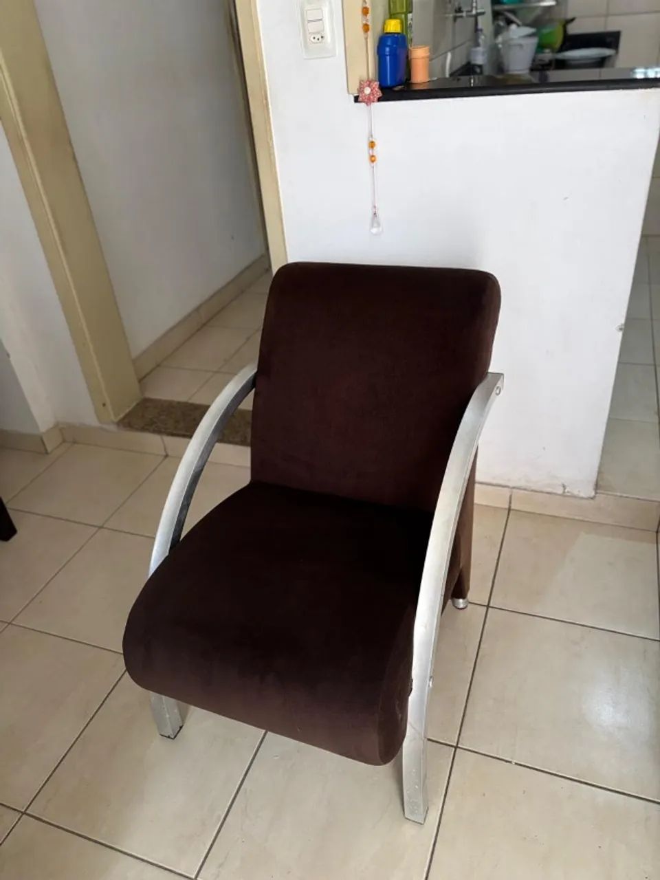 2 Poltronas Arco em alumínio tecido suede veludo marrom - Foto 2