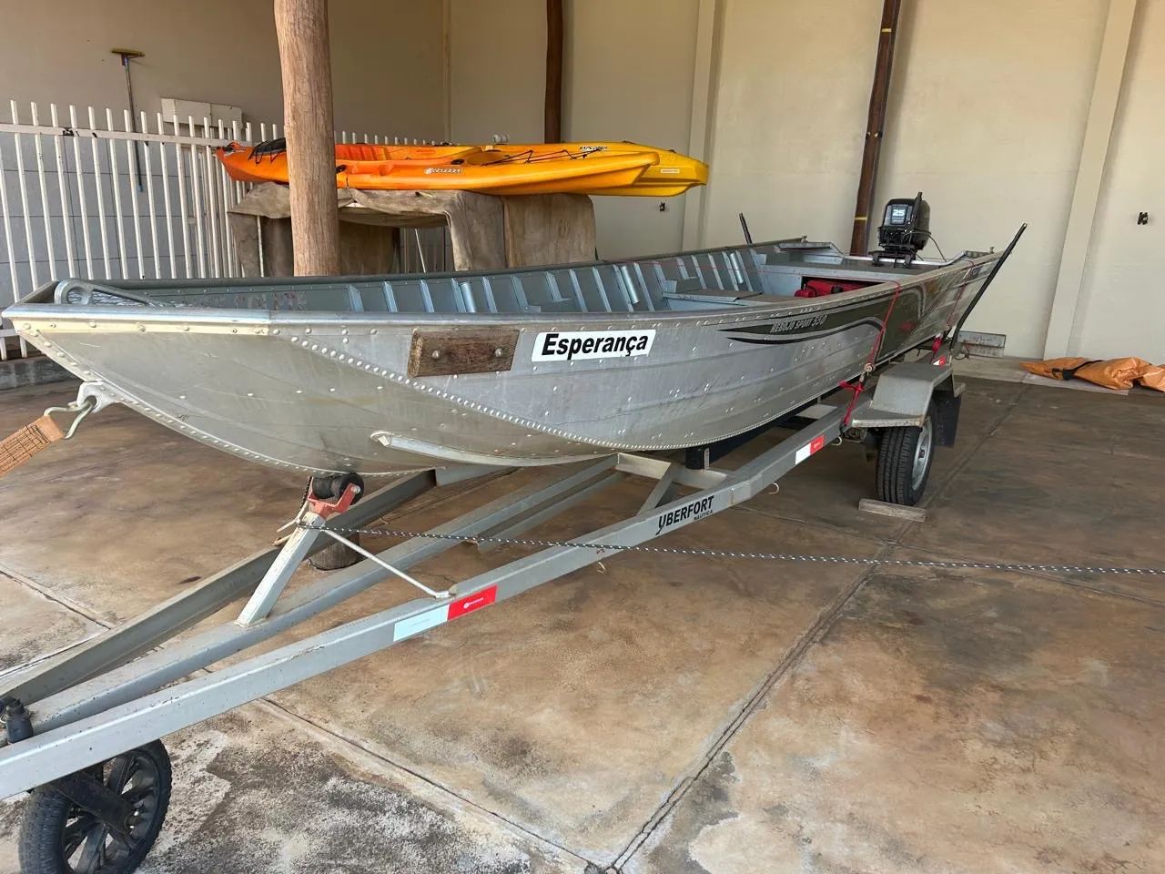 Barco em alumínio Marca Metalforte com motor de popa 25 HP