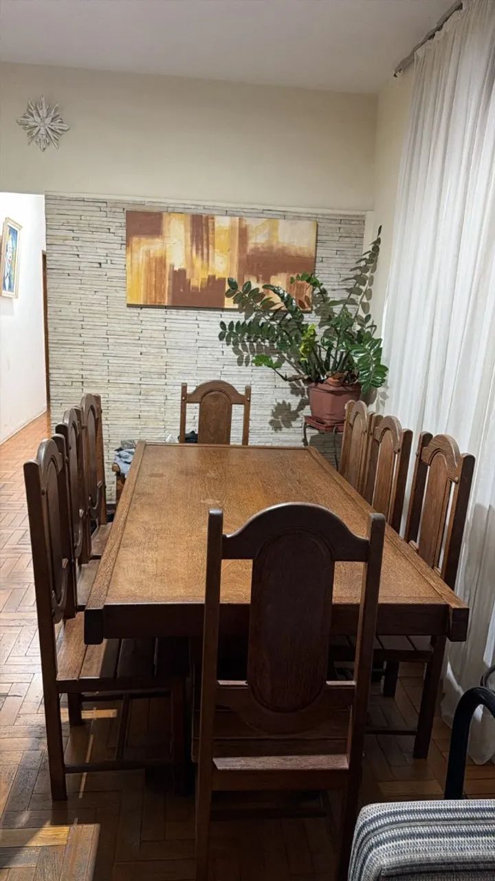 Mesa em madeira maciça com 08 cadeiras - Foto 2