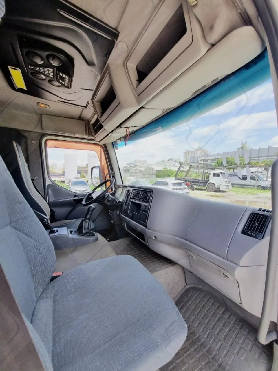 Volvo VM 260 6x2R - 2010 (Carroceria c/ 8,50 metros) - Foto 10