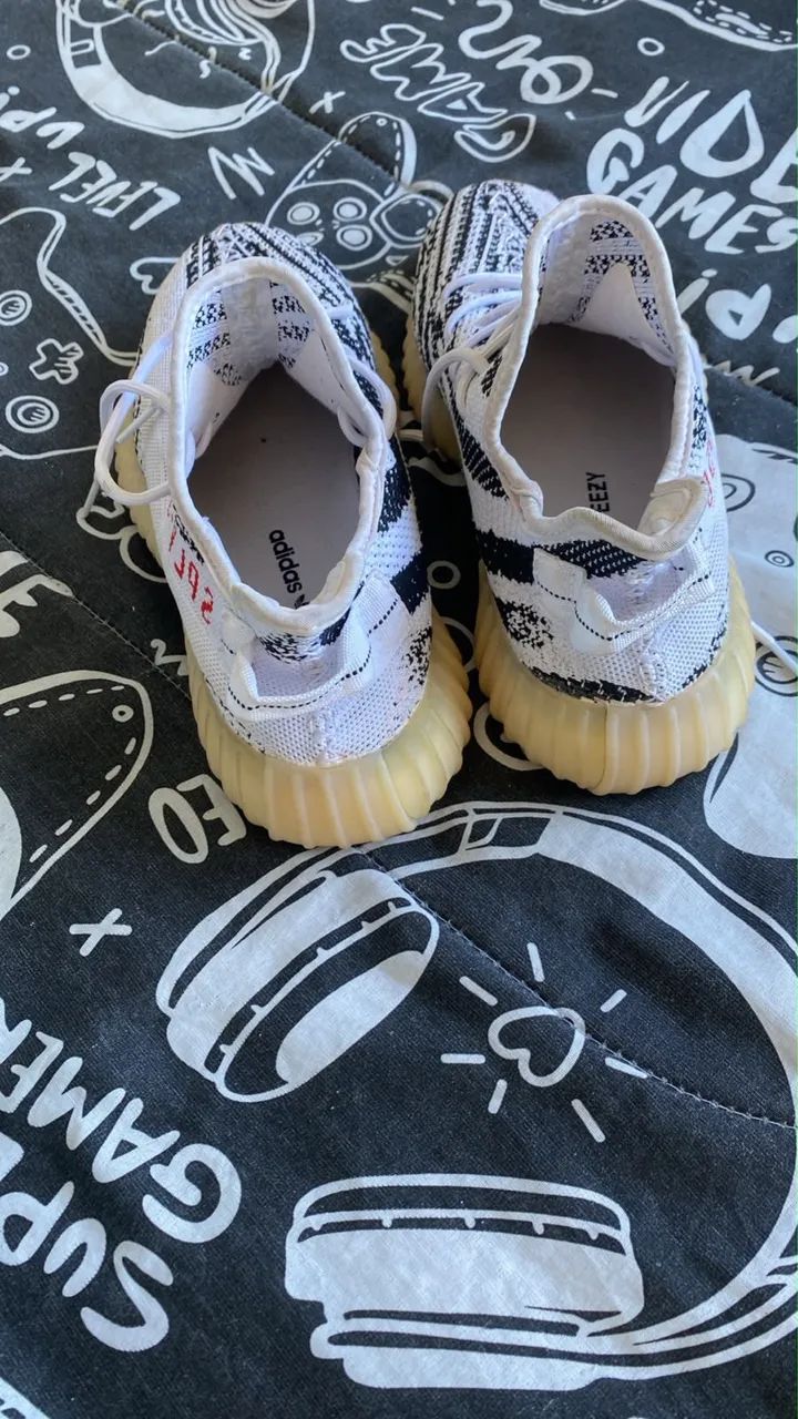 Tênis adidas Yeezy Boost 350 V2 "Zebra"  - Foto 4