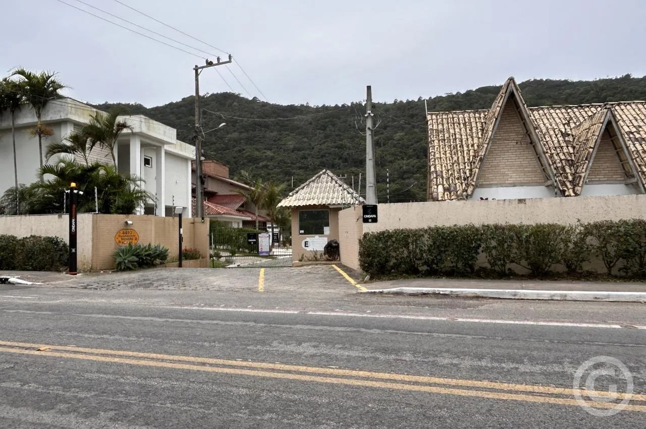 Casa Espaçosa e Completa em Condomínio Fechado no Norte da Ilha