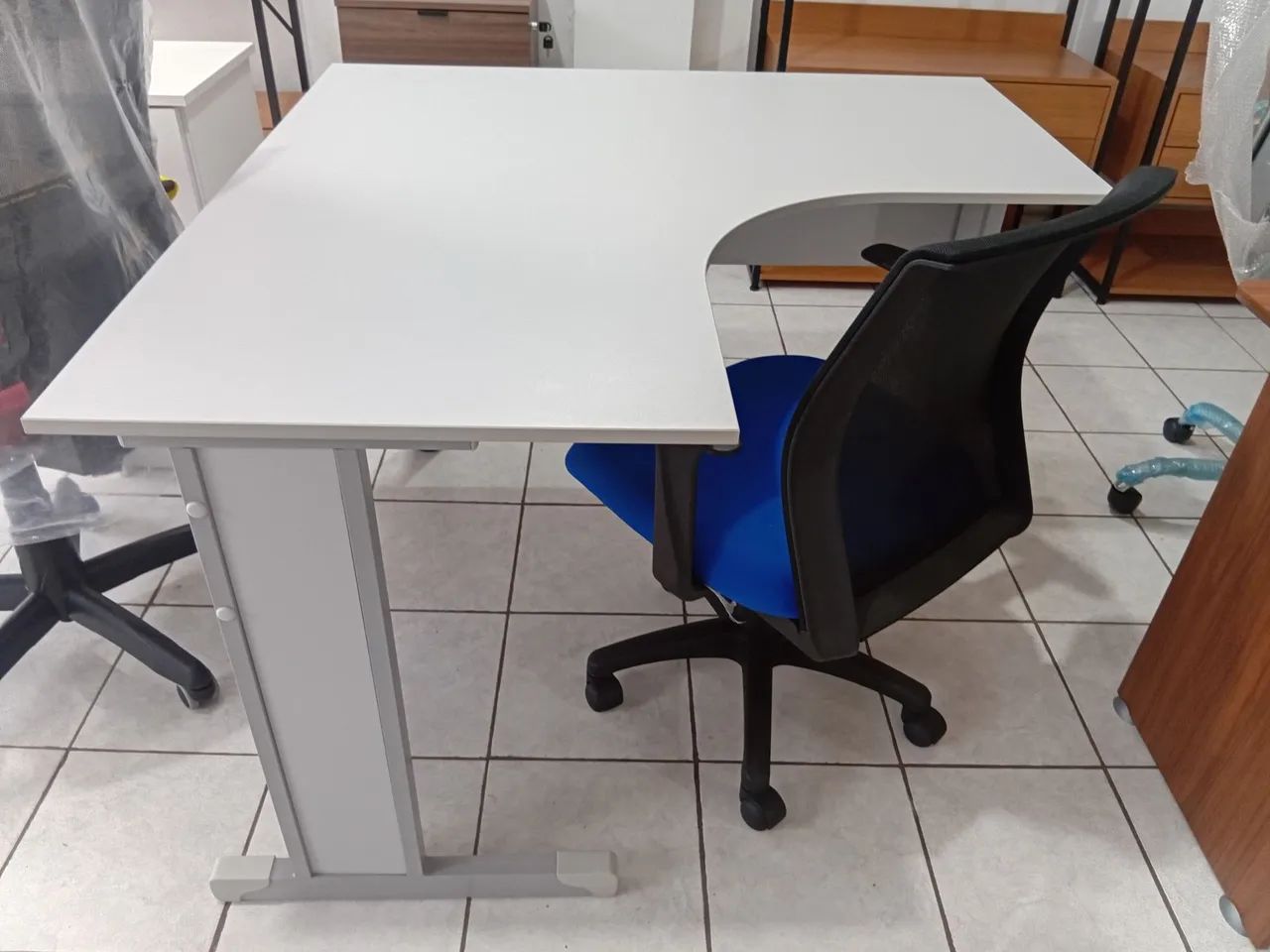 Mesa em L e cadeira giratória com braços 