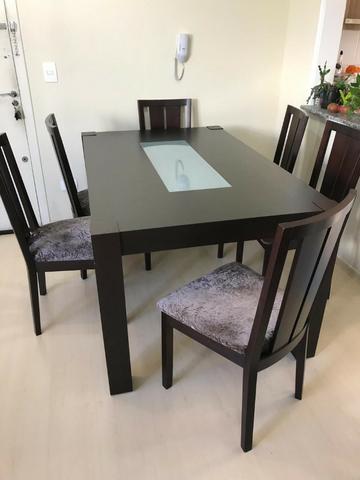 Mesa e cadeiras em madeira