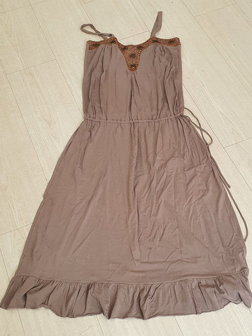 Vestido midi, malha, com contas e canutilhos no decote. 