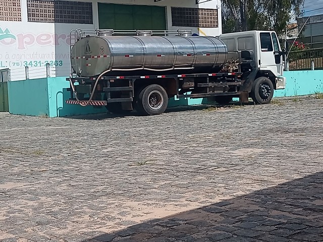 Caminhão com tanque inox para leite 