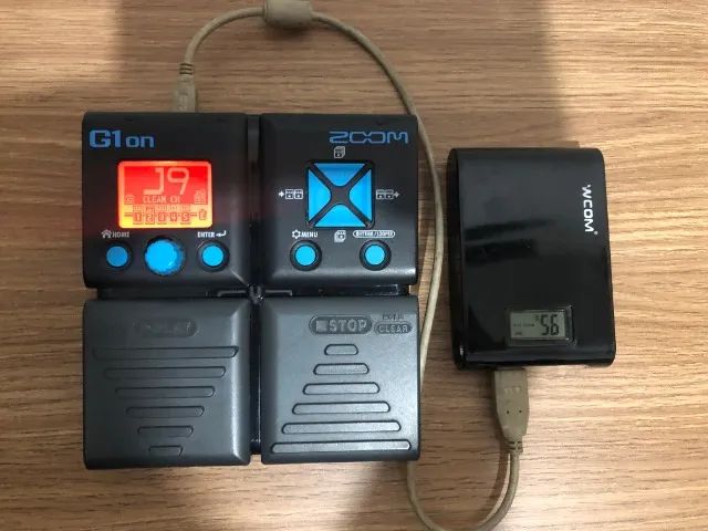 Zoom g1on na caixa manuais e cabo USB e powerbank - Instrumentos