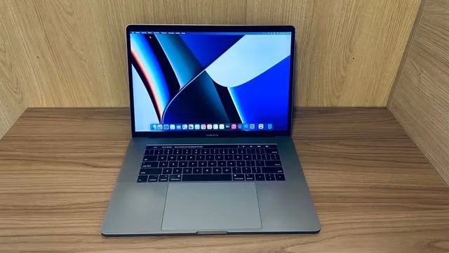 Macbook Pro 32gb, Core i7, 256 ssd, 15.4 Polegadas, Touch Bar + Touch ID