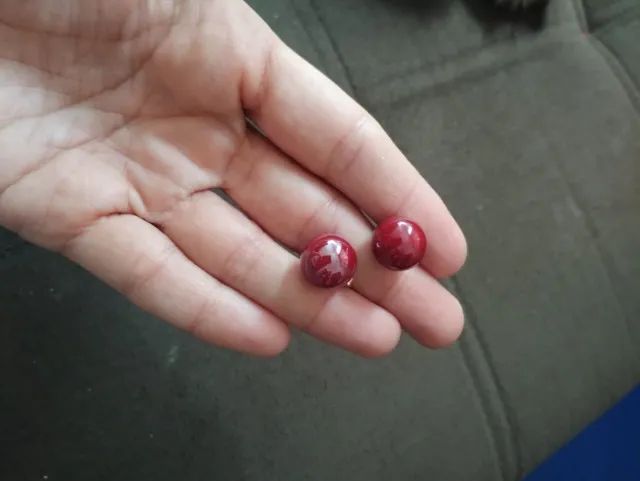 Par de brincos de bola vermelho escuro - Foto 2