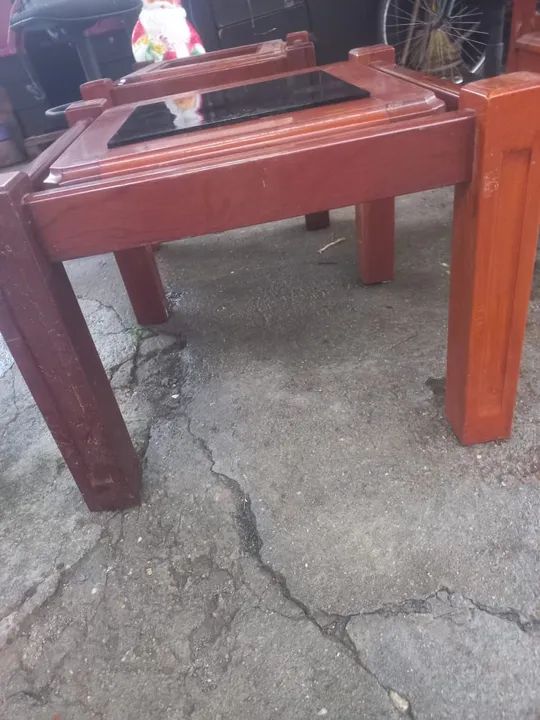 Mesa de centro em madeira maciça com vidro - Foto 2