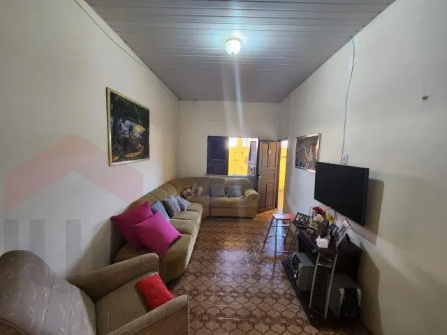 Casa para Venda no bairro Cohab com varanda e 2 quartos.
