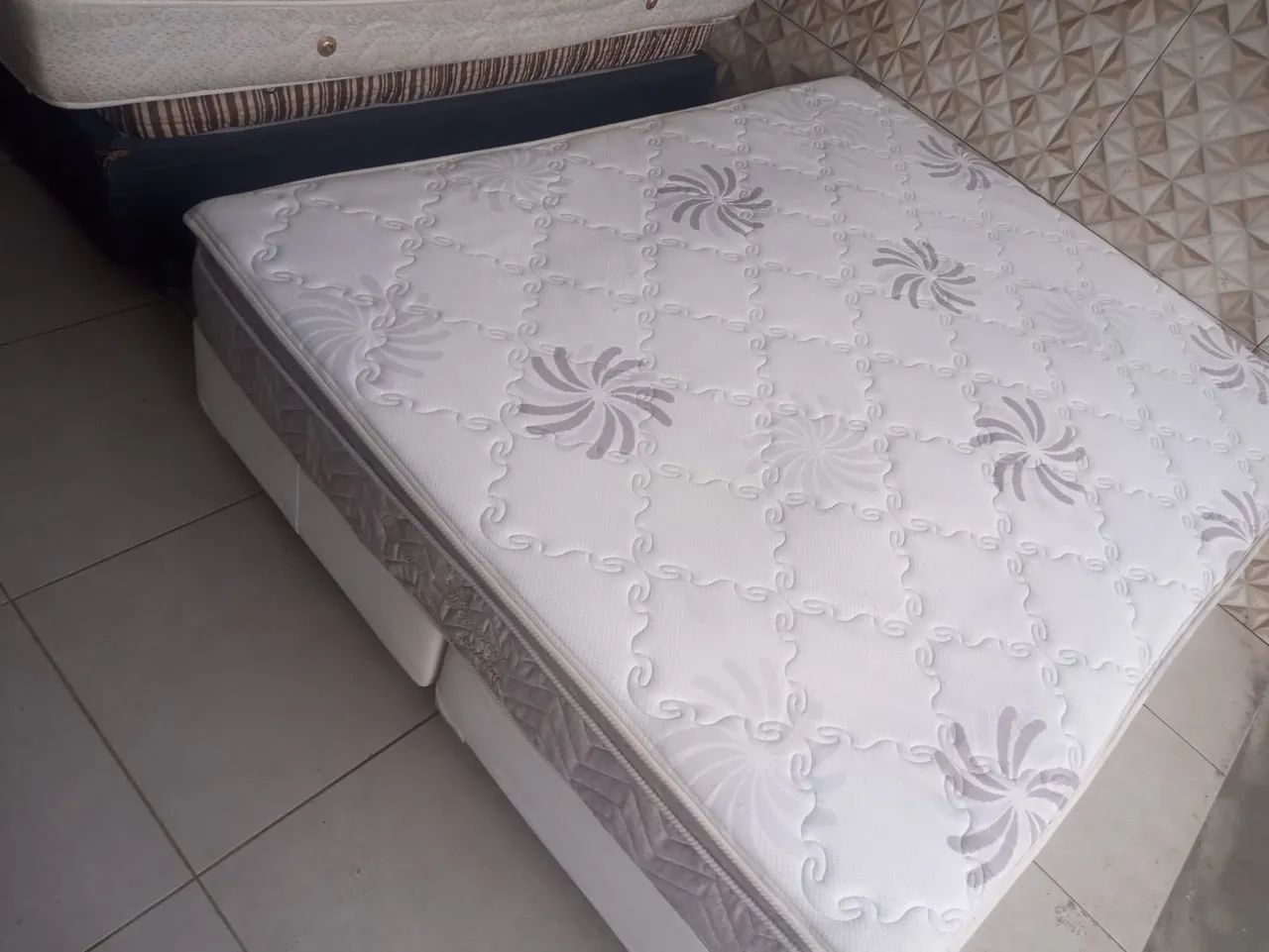 Vendo cama Queen em excelente estado, colchão de molas ensacadas marca Ortobom. - Foto 2