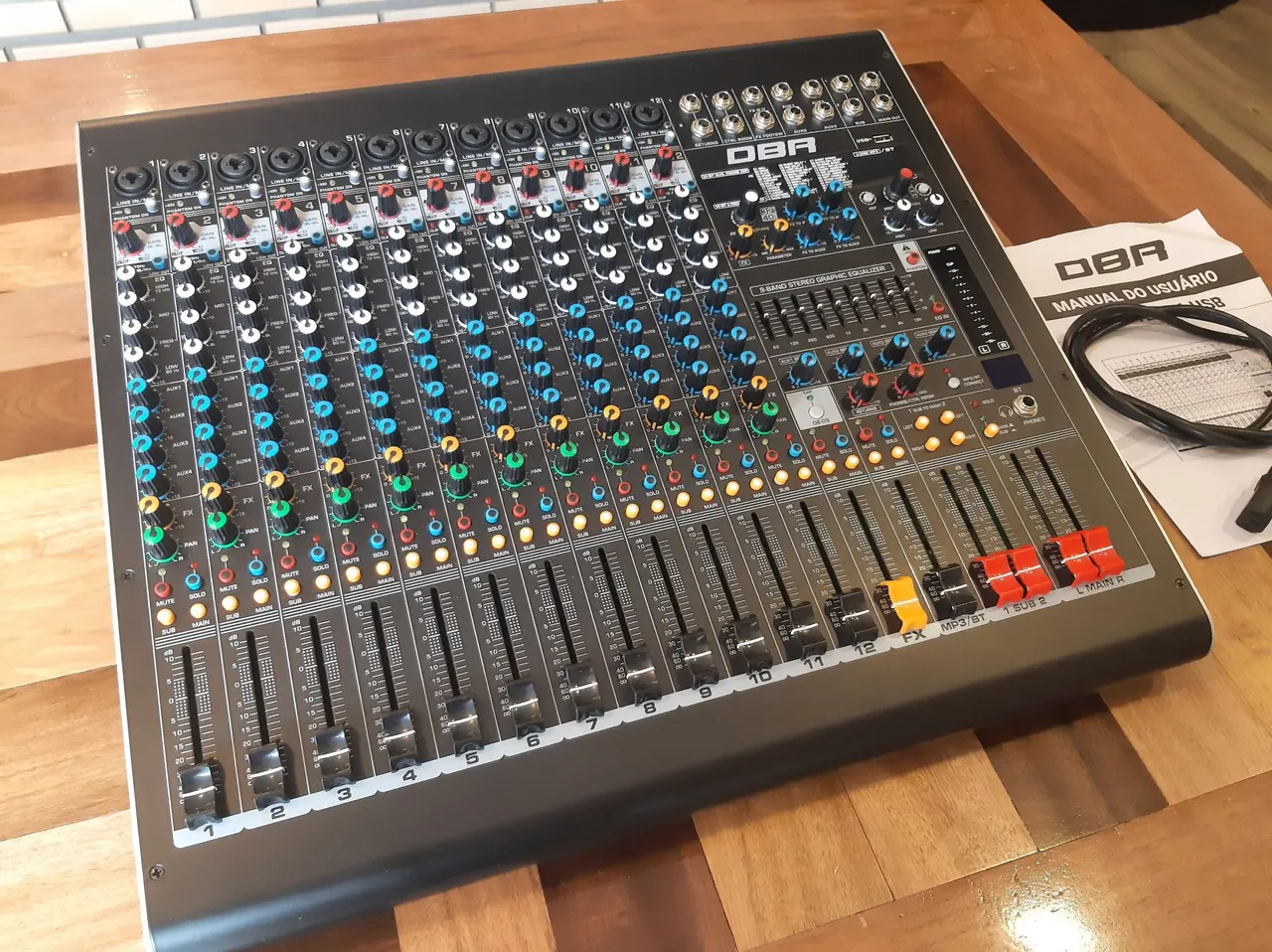 Mesa de Som DBR 12 Canais 4 Auxiliares, Bluetooth, USB com Equalizador Gráfico - Impecável