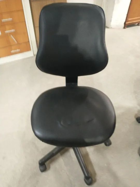 Cadeira de escritório giratória c/ rodas s/ braços em Plástico / Couro Ecológico Preto