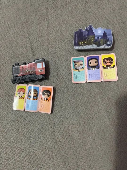 Castelo ou trem com marca páginas Harry Potter kinder ovo