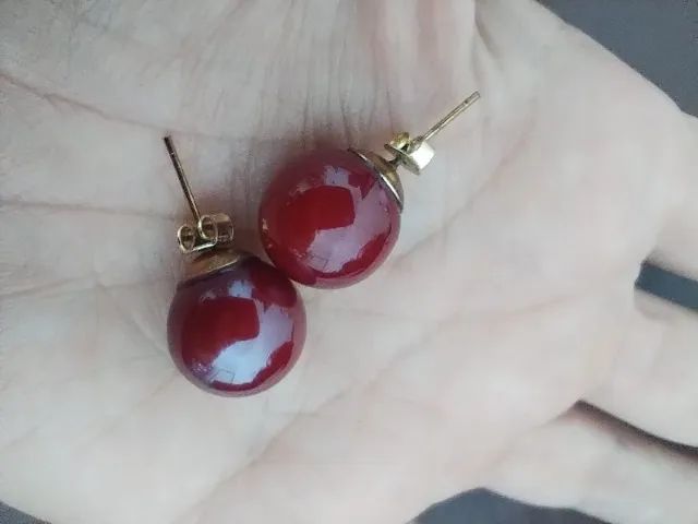 Par de brincos de bola vermelho escuro
