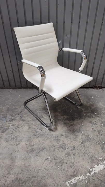 Cadeira de Escritório Executiva Eames Branca Usada