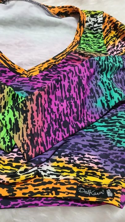 Blusa curta oncinha colorida com manga longa. - Foto 3