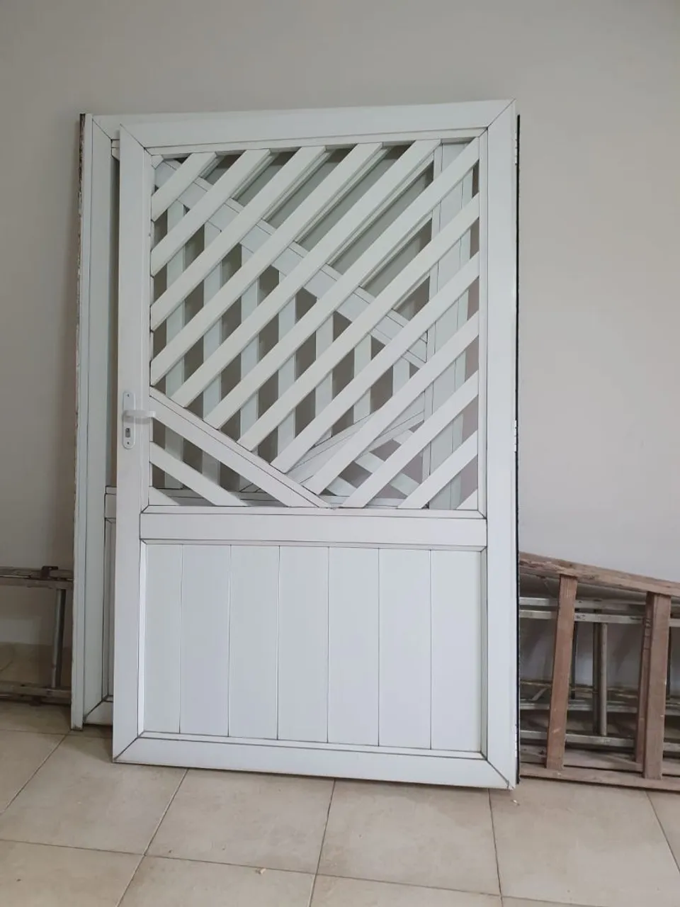 Portão de alumínio com design moderno