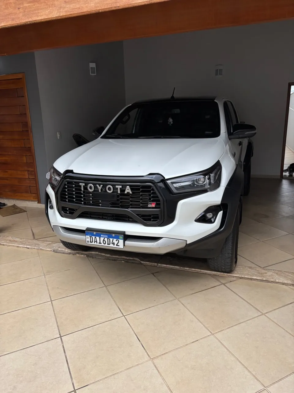 Hilux 2024 GR-S Branca
