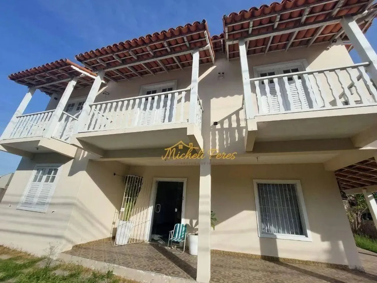 Excelente casa duplex em terreno inteiro, de frente para pista e próximo da praia do Centr