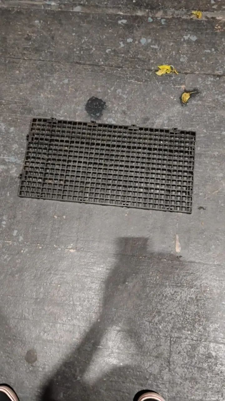 Pallet estrado plastico preto  20x40cm total 47 peças,ótimo  estado  - Foto 2