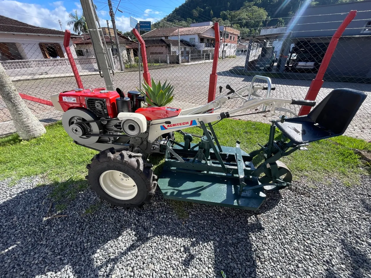 Micro Trator Agritech com aparador de grama