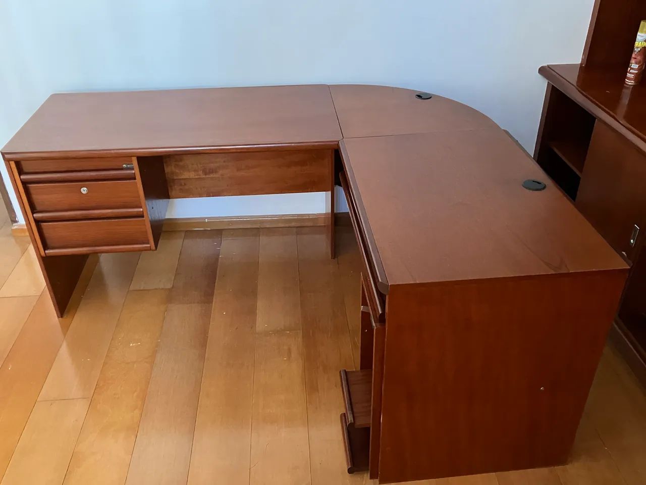 Mesa de escritório em L para desocupar lugar em madeira  - Foto 4