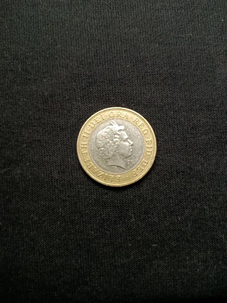 Moeda 2 Libras (TWO POUNDS) Reino Unido - Rainha Elizabeth II - Bimetálica coleção 