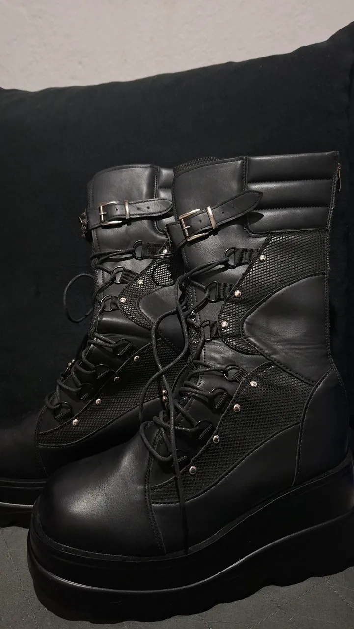 Bota plataforma preta punk SHEIN