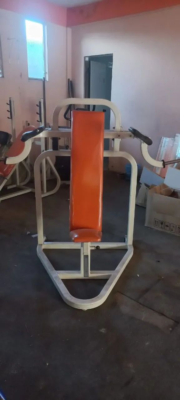 Aparelho de musculação para desenvolvimento de ombros
