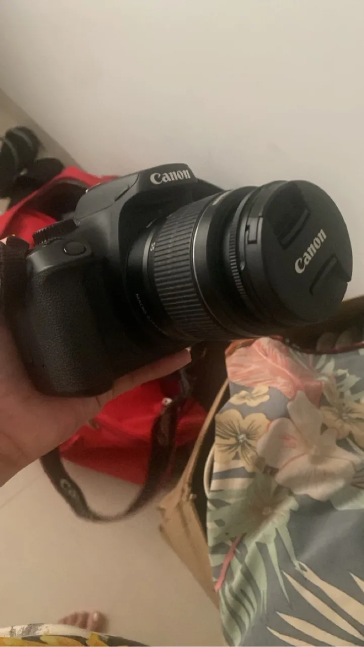 Câmera Canon DSLR com Lente