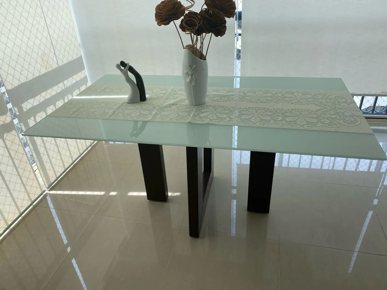 Mesa com tampo de vidro sem cadeiras  - Foto 4