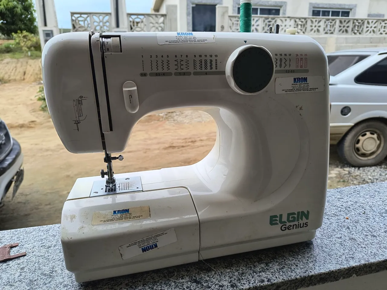 Máquina de costura Elgin Genius Kron