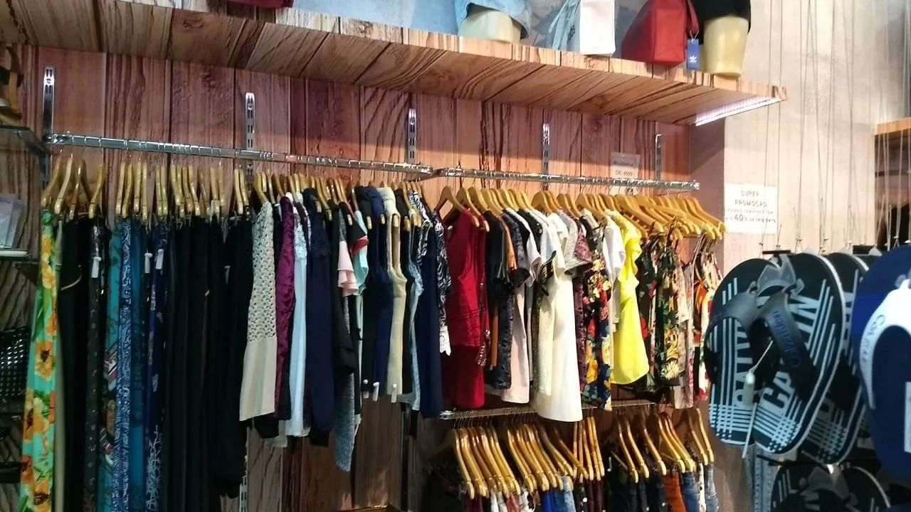 Montagem de lojas araras, prateleiras, cabides, manequins - Foto 3