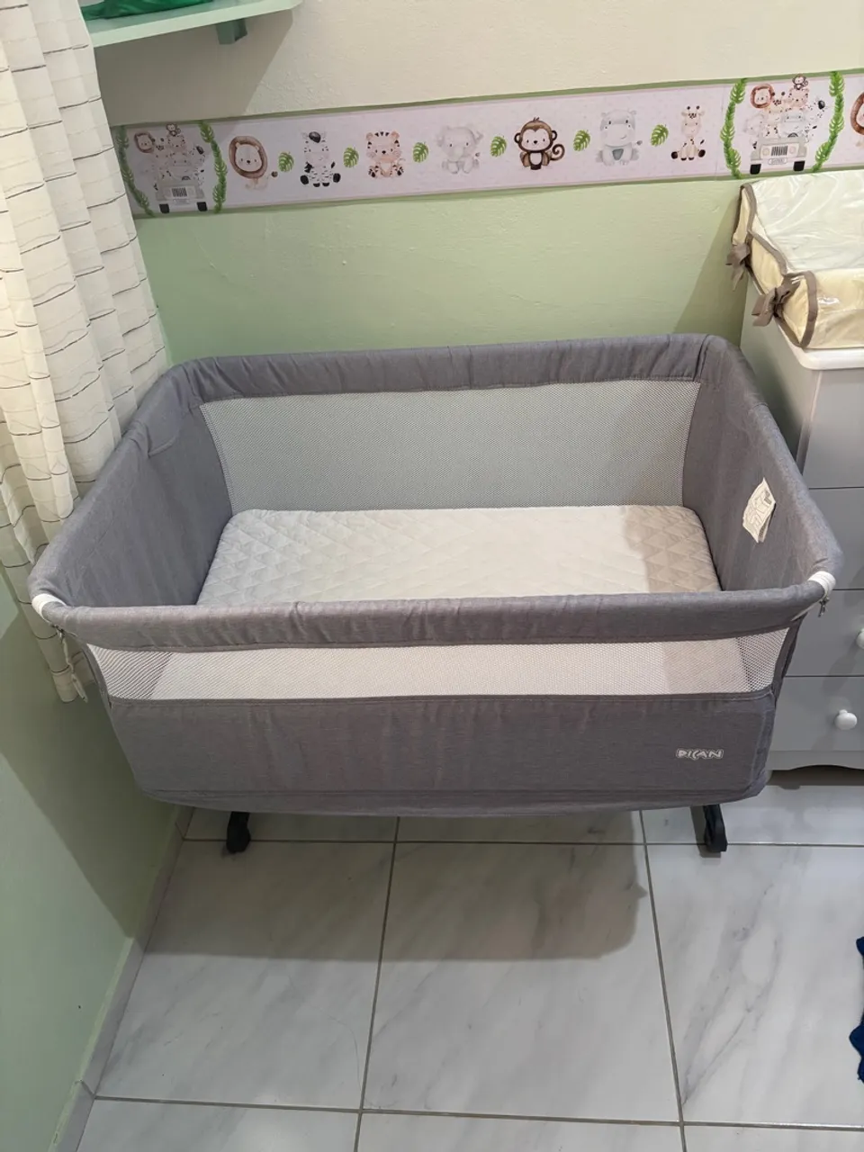 Berço portátil cinza com tela respirável