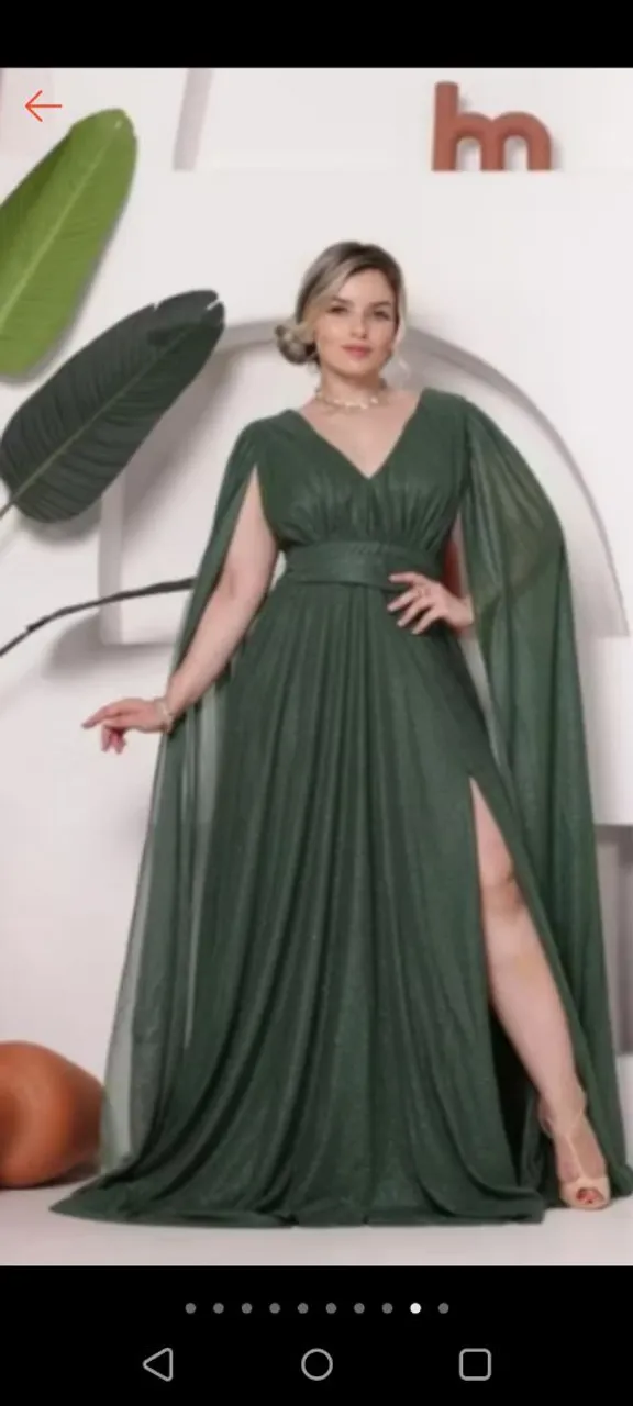 Vestido longo verde com capa e fenda