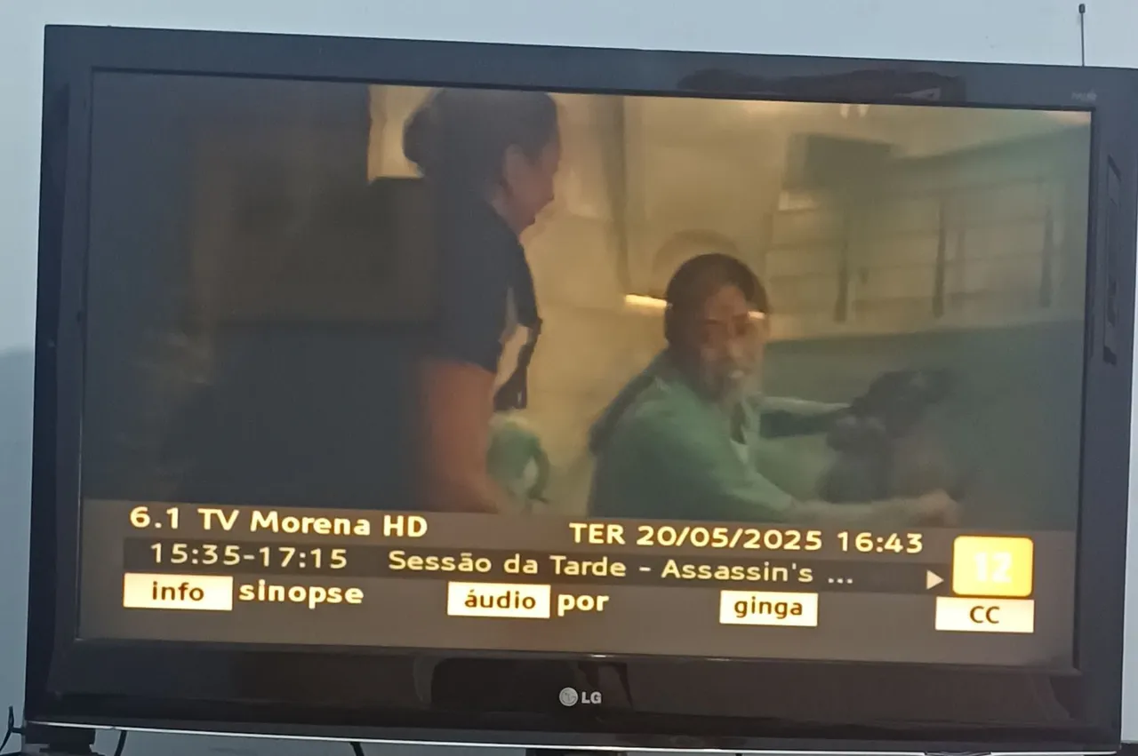 TV LG 49" com controle.