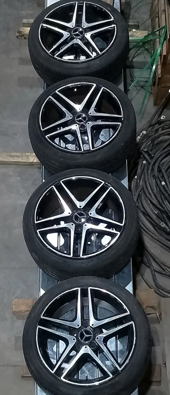 Rodas AMG aro 18 com pneus 215/45
