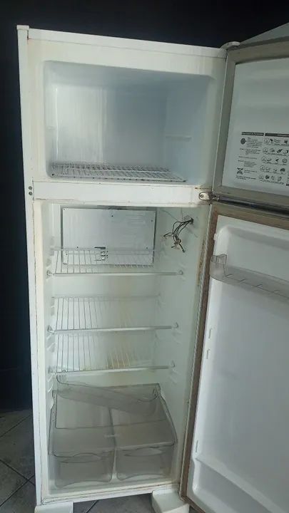 Vendo 3 geladeiras para conserto ou retirada de peças  - Foto 2