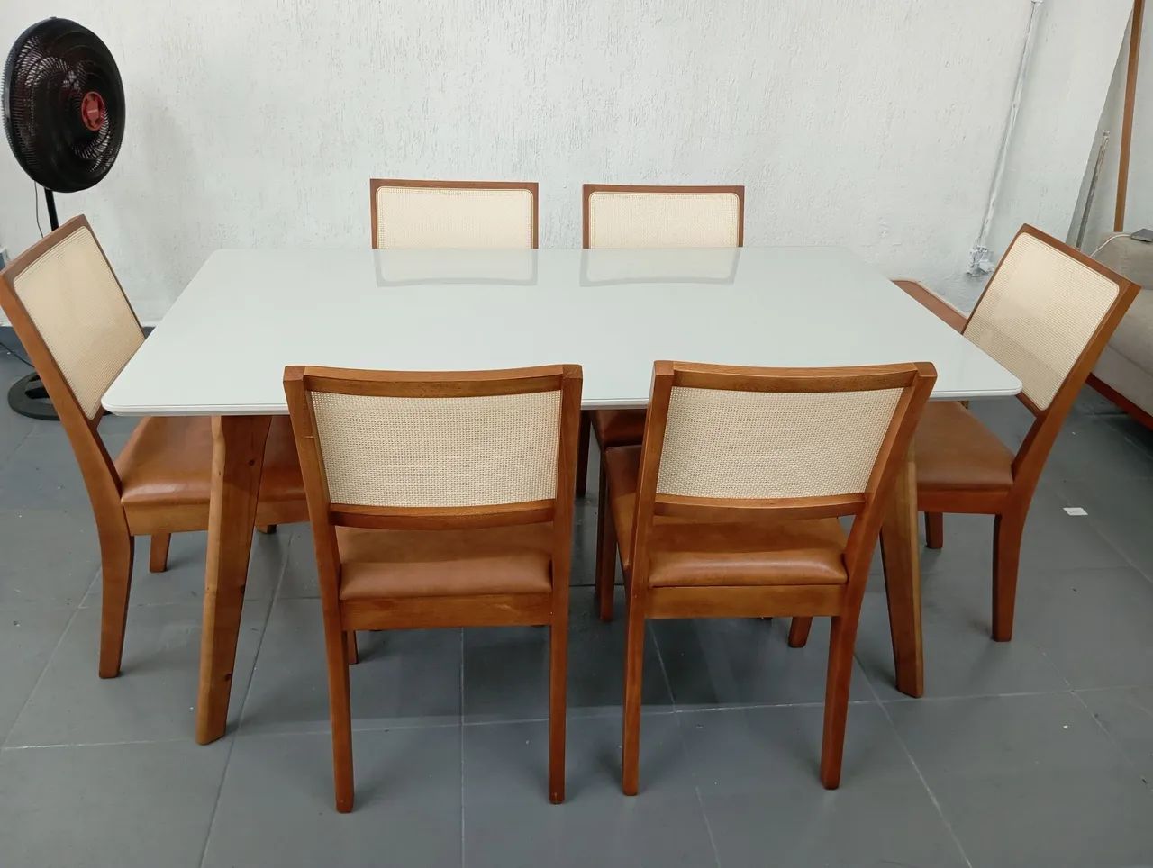 Mesa com cadeiras de madeira maciça moderna e atual  - Foto 2