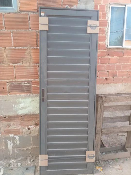 Porta de Aço com veneziana - Nova