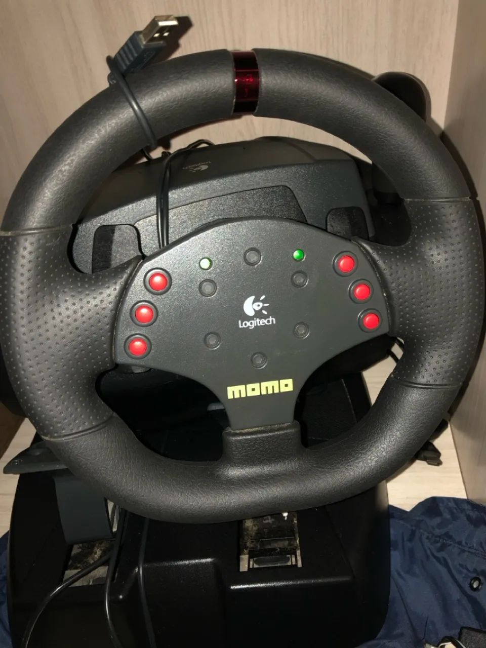 Volante Logitech Momo Racing para Consoles - Foto 2