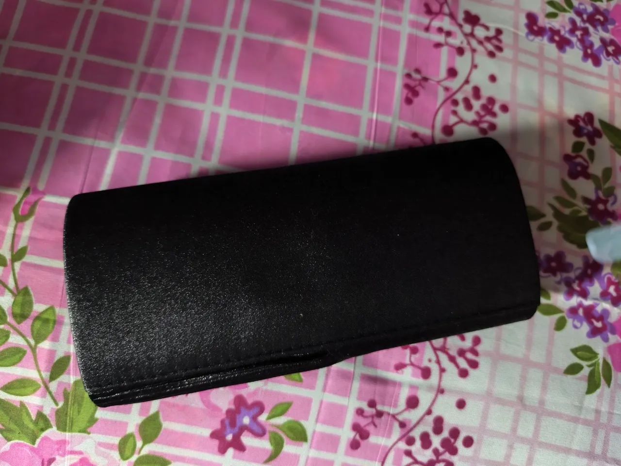 Clutch Preta Elegante com Detalhe Texturizado - Foto 3