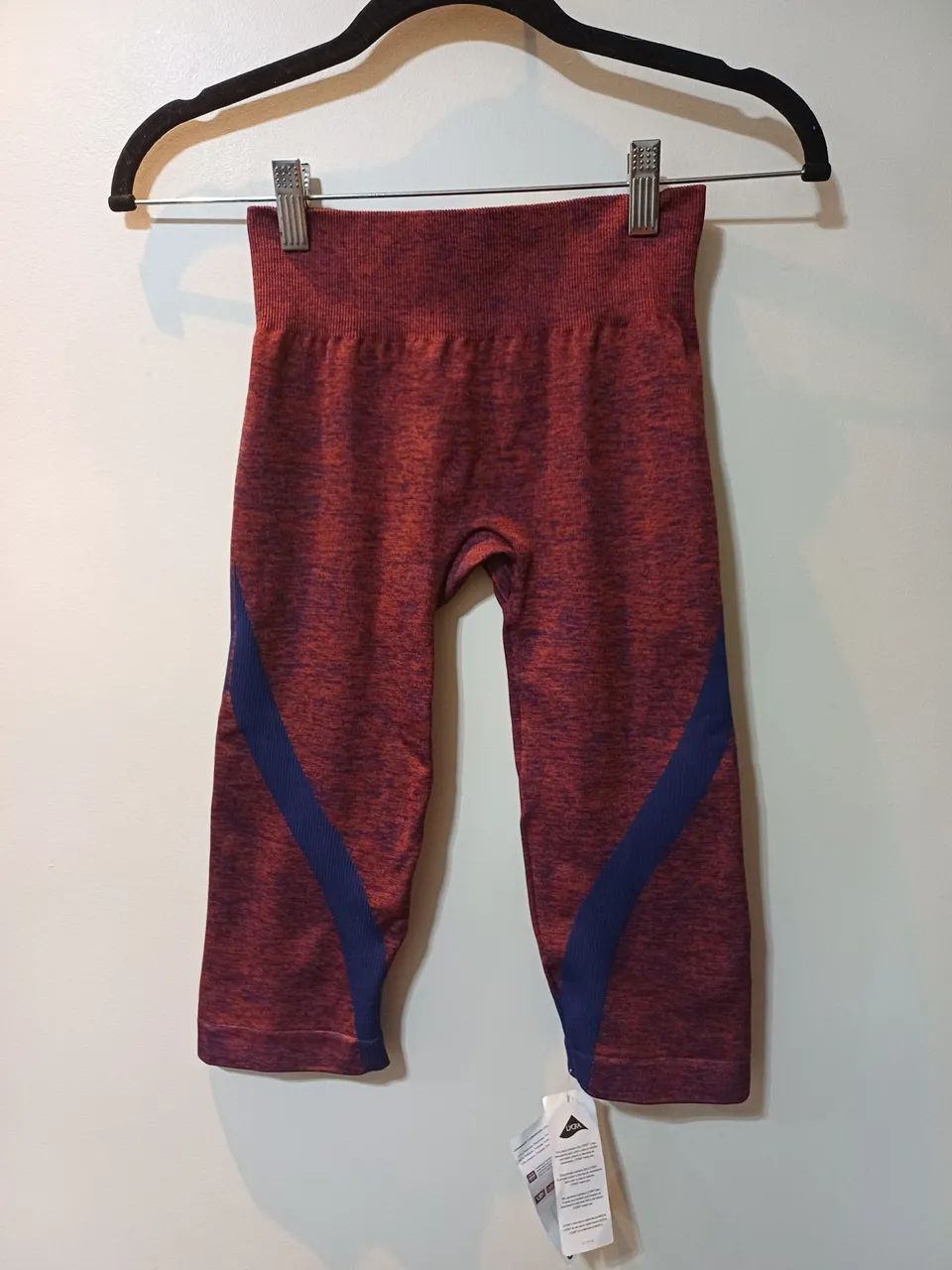 Calça Capri Plie nova na etiqueta,  vermelho e azul.