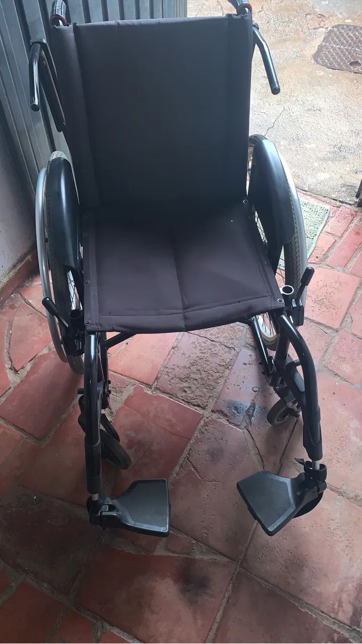 Vendo cadeira adulta nova 