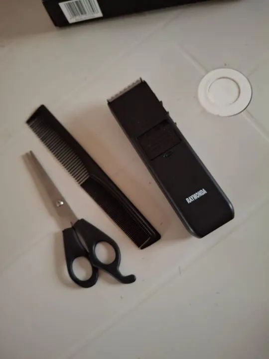 Máquina de Cortar Cabelo. RAYMONDA. PERFEITO ESTADO. PORTÁTIL. RECARREGÁVEL. ORIGINAL.