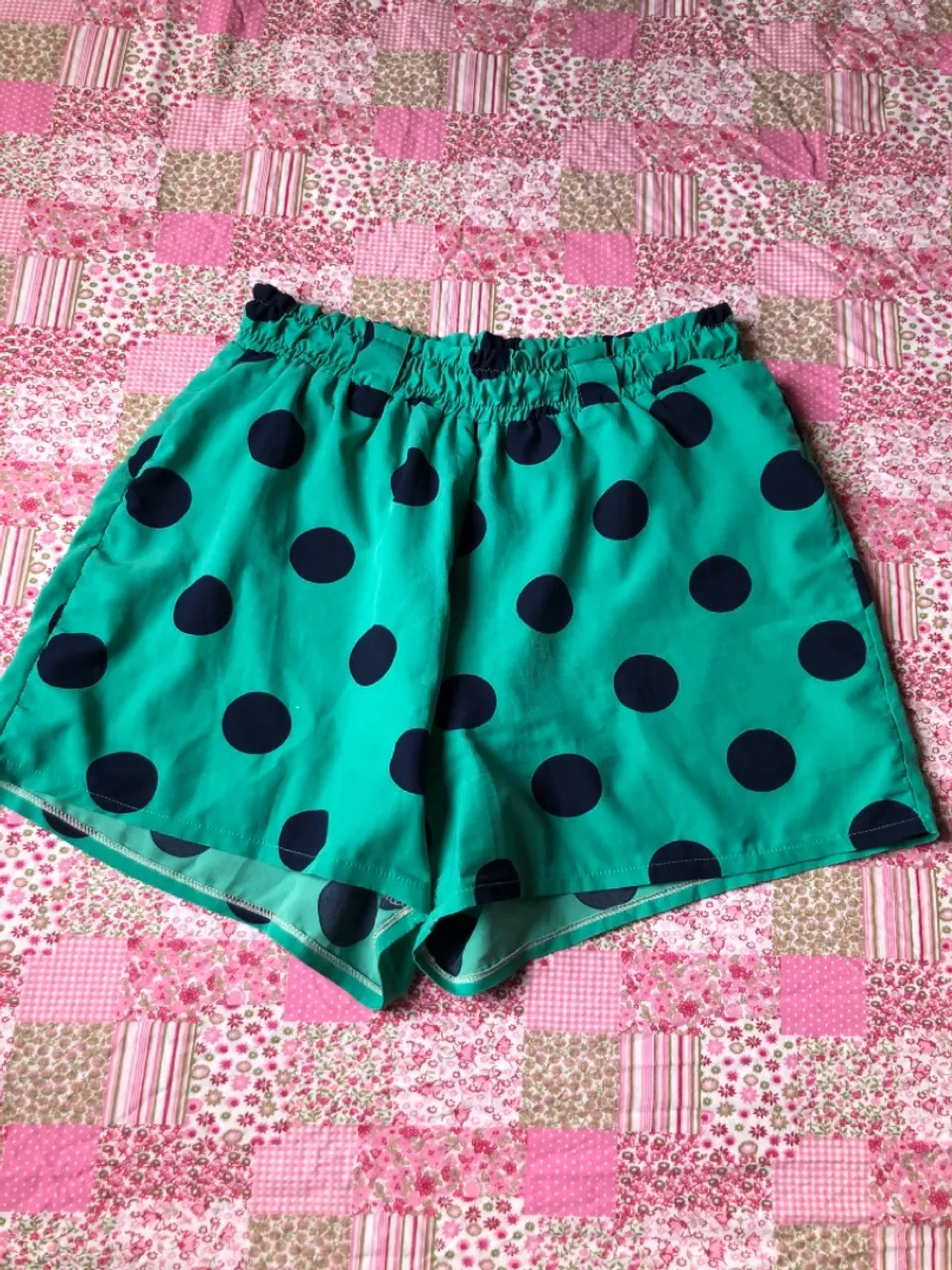 Shorts Verde com Bolinhas